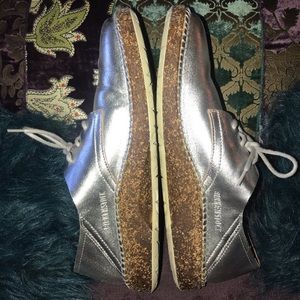 Size 10 Womens Birkenstock’s. Beautiful silver leather! Soooo Fun!